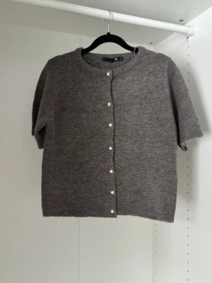 Stickad kortärmad kofta  - Endast testad, aldrig använd men tyvärr ingen lapp kvar.