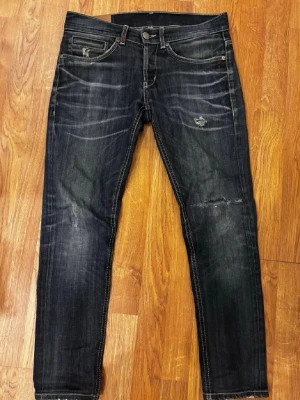 Dondup George  - Snygga mörkblå jeans i slim fit-modell med slitningar och tvättade detaljer på benen. Bara skriva vid minsta fråga!🔥