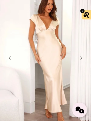 Söker Champagne färgad balklänning - SÖKER! Denna balklänning ”BECAUSE YOU’RE SPECIAL SATIN MAXI DRESS CHAMPAGNE” ifrån hellomolly. Storlek xs eller s. Ni kan även höra av er ifall ni har något liknande