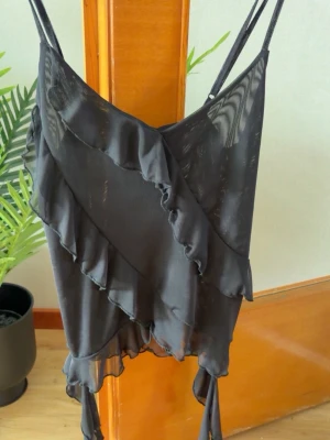 Nakd topp - Svart volang topp från Nakd. Oanvänd med lapp kvar. Perfekt till sommaren 