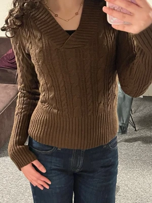 Brun stickad tröja med v-ringning - Mysig brun stickad tröja med v-ringning och huva. jättesöt och perfekt för lager-på-lager😊 inte kommit till användning så den är som nyskick