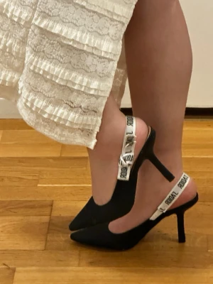 Jadior klackar 38 - Ingår box och påse. Storleken är 39 men passar för 38 då den är liten i storlek 