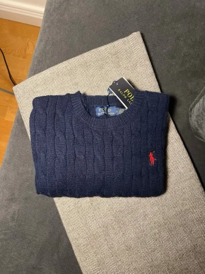 Navy blue Ralph Lauren sweater  - Säljer nu min mörkblå Ralph lauren tröja, helt ny inga skador eller fläckar på den! Priset kan diskuteras 😁 Skicka dm vid de minsta frågorna! 