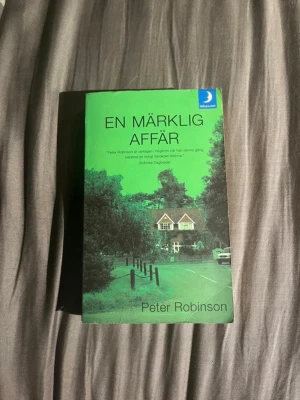 En märklig affär - Peter Robinson - Överkommissarie Alan Banks är sjukskriven, men hans bror Roy tar plötsligt kontakt efter flera års tystnad, Alan köer för att hälsa på Roy, men då är brodern spårlöst försvunnen 