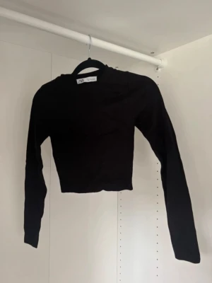 Svart tunn stickad tröja  - Perfekta baströjan, tunt stickat material, croppad modell. Använd få tillfällen så i väldigt bra skick. Liten i storlek ! Med som en xs eller xxs. Polyamid och viskos är materialen.