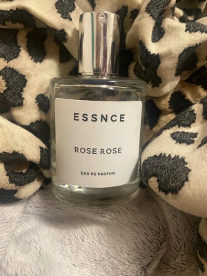 ESSNCE Rose Rose Eau de Parfum - Fräsch parfym från ESSNCE med doft av rosor. Flaskan är genomskinlig i glas med en stilren vit etikett och silverfärgad kork. Modern och enkel design som passar perfekt på parfymhyllan. Eau de Parfum-variant för en långvarig doft.