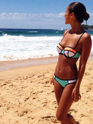 Triangl bikini - Jättefin Triangl bikini. KOLLA BESKRIVNING I BILDER. Första bilden är från Pinterest ✨