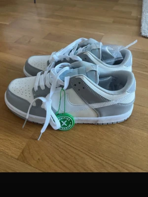 Nike Dunk Low vit/grå sneakers - Snygga helt nya oanvända Nike Dunk Low Pro Pure Platinum i vitt och ljusgrått.