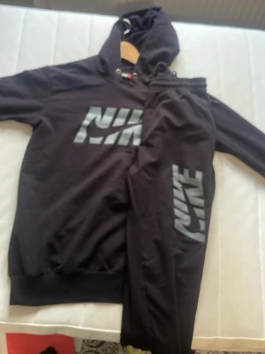 Svart Nike loungewear set - Snyggt tracksuit från Nike som egentligen kostade 900 kr men säljer för 160 kr och vinklingen den 2 veckor sen 