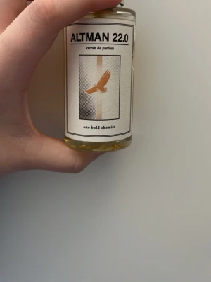 Altman 22.0 Parfym från One Bold Chemist - Altman 22.0 extrait de parfum från One Bold Chemist. Flaskan är genomskinlig med en vit etikett och en illustration av en fågel. Parfymen har en stilren och modern design med svart text och detaljer i beige och brunt. Och en fantastisk doft till våren/sommar, endast 3 sprut sprayad. 