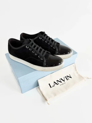 Lanvin DBB1 Cap Toe skor - | Säljer ett par Lanvin sneakers i riktigt bra använt skick | Storlek: 43/UK9 | Box & dustbag ingår | Hör av dig vid frågor eller funderingar