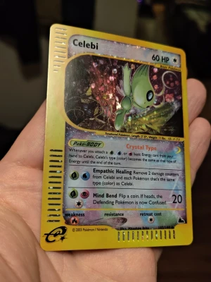 Celebi Pokémon Skyridge - Säljer ett sällsynt Pokémonkort med Celebi 145/144 från Pokémon Skyridge. Perfekt för samlare eller Pokémonfans. Holo som skiftar i olika vinklar, otroligt fint kort! 
