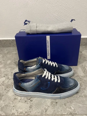 Helt Nya Jacob Cohën Skor - Helt Nya Jacob Cohen Skor || Storlek 42,5 || Nypris ca 7000kr || Mitt pris 3299kr || Box och Dustbag medföljer vid köp || Tveka inte på att höra av dig vid frågor eller funderingar 