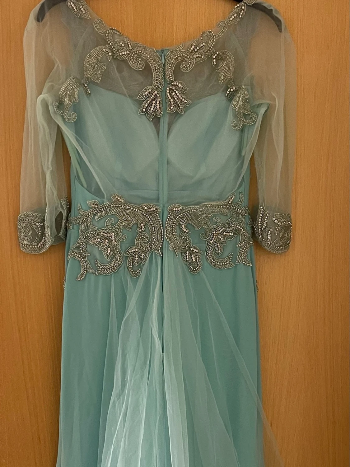 Lång ljusblå klänning med silverbroderi - 1