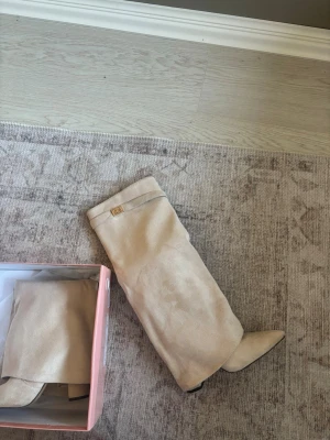 boots  - jätte snygga boots köpta på raglady för 1000kr och använda en gång därmed inga defekter eller liknande💕