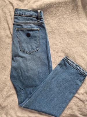 Jeans från Abrand - Jättesnygga jeans från Abrand i nyskick, endast använda en gång. Lång modell se mått på bilderna! Nypris 999kr.
