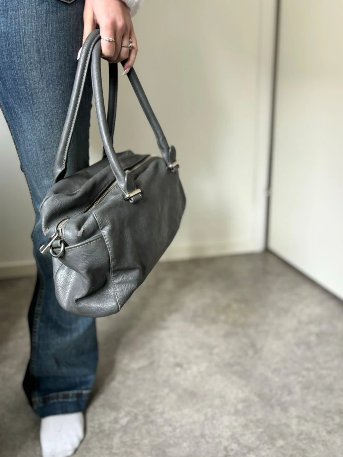 Grå handväska i skinn med dubbla handtag - 2