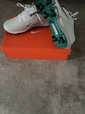 Nike Golfskor HELT NYA!!! - Säljer mina Nike Golfskor som är helt nya fick dom i present köptes för 1699kr kostar ordinarie pris 2099kr säljer för 1500kr för vill få dom sålda snabbt skriv vid intresse !! 