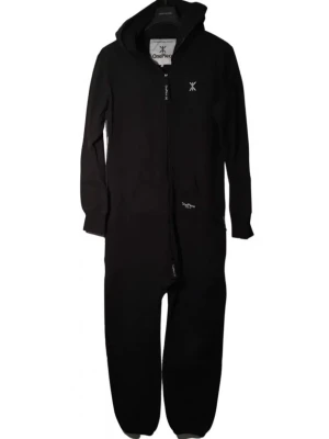 One piece❤️ - Säljer denna superfina onesisen från märket Onepiece. Säljer då jag fick den men inte kommer använda den, endast testad!! Nypris är ca 1700kr, hör gärna av er vid frågor. Tillkommer även en liten sovmask  