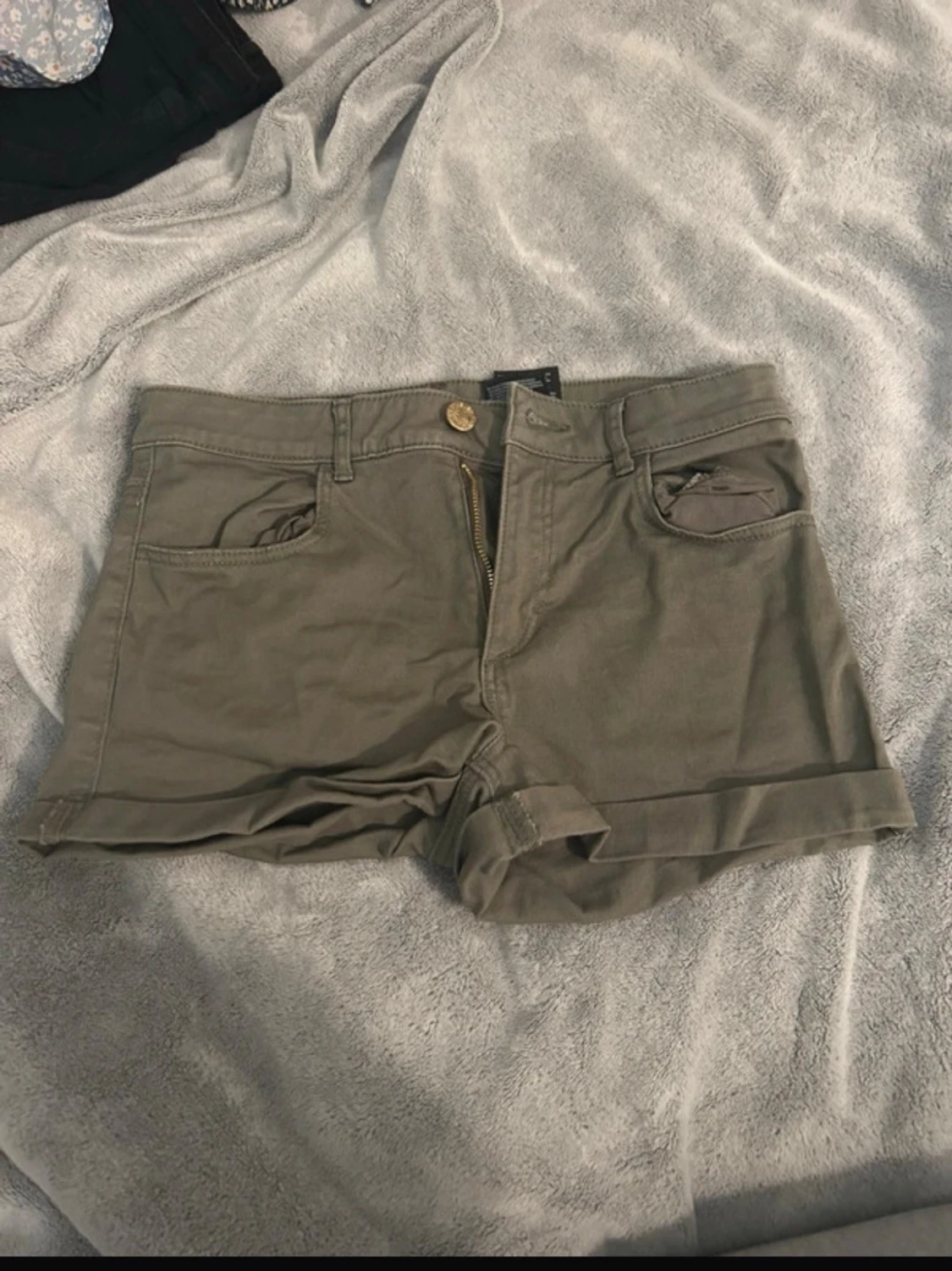 Olivgröna shorts med uppvik