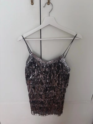 Silver paljettklänning  - Säljer denna paljettklänning från pull & bear! Strl S men passar XS lika bra.  Perfekt för fest! Endast använd en gång - fint skick💛