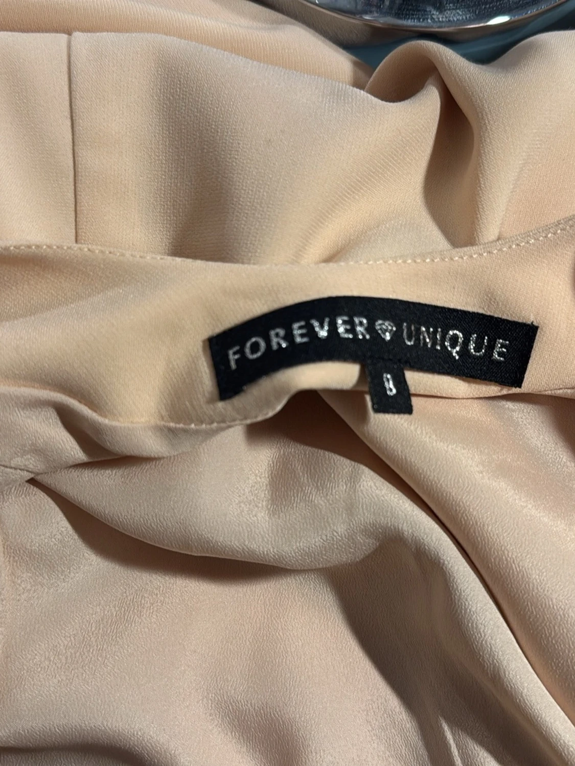 Beige kortklänning med paljettdetaljer - 2