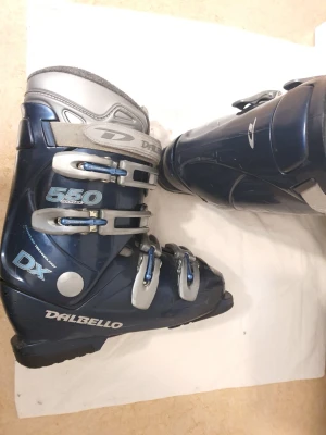 Dalbello pjäxor blå - Säljer ett par Dalbello pjäxor i blått med fyra justerbara spännen i metall. Pjäxorna har en sportig design och är perfekta för skidåkning. Märket och modellnamnet syns tydligt på sidan. Innerfodret är mjukt och vadderat. Storlek 25.5