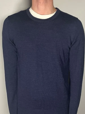 J.Lindeberg tröja - Säljer en riktigt snygg och trendig J.Lindeberg tröja i fint skick, storlek S, vid frågor är det bara att skriva //Gramenti