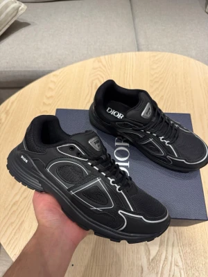 Svarta CD b30 storlek 42 - Säljer ett par svarta b30 med reflexer. Skorna är helt nya. Storlek 42. Skriv vid minsta intresse! Priset kan diskuteras vid snabbt köp. 