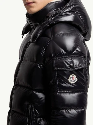 Moncler jacka äkta, Dm för bilder  - Snygg svart dunjacka från Moncler med glansig finish och puffig design. Jackan har huva, dragkedja framtill och en ficka med Moncler-logga på ärmen. Perfekt för kalla vinterdagar och riktigt trendig look. Dm för bilder