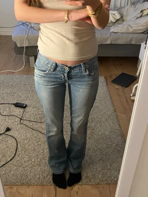Jättefina Low Rise bootcut jeans  - .Såå snygga lågmidjade jeans i perfekt 00-talsmodell. Bootcut/flare som sitter superfint och ger den där äkta Y2K-viben. Fin tvätt och riktigt bra passform.  Trendiga just nu och svåra att hitta i bra skick ✨ Först till kvarn 💗                                       (Mått skickas vid intresse)
