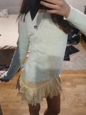 Ljusblå kabelstickad tröja Gant stl S - Ljusblå kabelstickad tröja från Gant med rund hals och diskret logotyp på bröstet. Tröjan har långa ärmar och klassisk ribbstickad kant vid ärmslut och nederkant. Perfekt för en snygg och avslappnad look. Pris kan diskuteras💞 tröjan är endast använd 1 gång