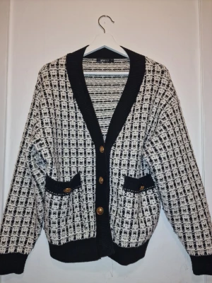 Svartvit kofta från Gina Tricot - Snygg chunky cardigan från gina som är snygg över både jeans och kjol-set. Varm & mjukt i materialet, oversize i storlek. 