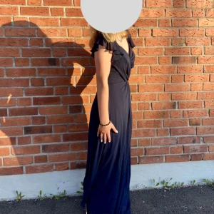 Balklänning - Säljer en marinblå balklänning från Bubbleroom. Storlek 40, använd en gång. Nypris 999, säljer för 500 kr💙