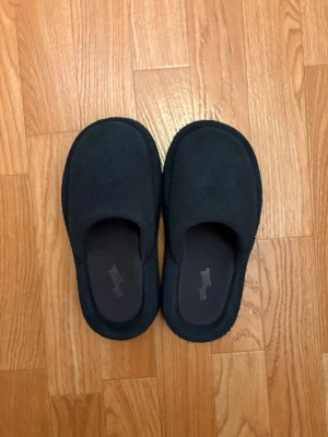 Hailey Bieber Hairy Suede Jet Slide, Skylrk - Mysiga svarta tofflor från Skylrk i mjukt material. De har en enkel slip-in design med rundad tå och tjock sula för extra komfort. Aldrig använda, helt nya!         PRIS GÅR ALLTID ATT DISKUTERA!!!