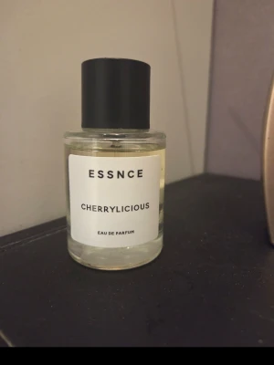 ESSNCE Cherrylicious Eau de Parfum - Fräsch parfym från ESSNCE med doften Cherrylicious. Se bild för ungefär hur mycket som är kvar i flaskan 