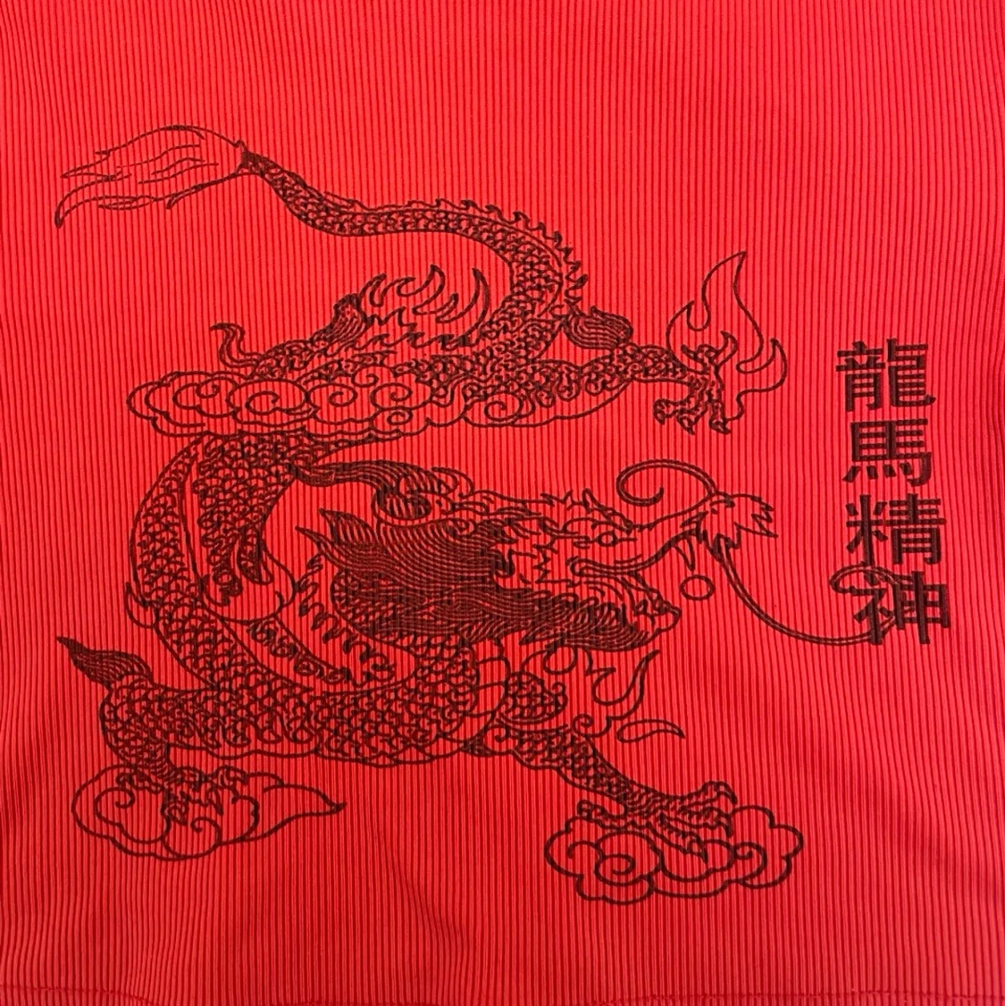 Röd croppad topp med draktryck - 1