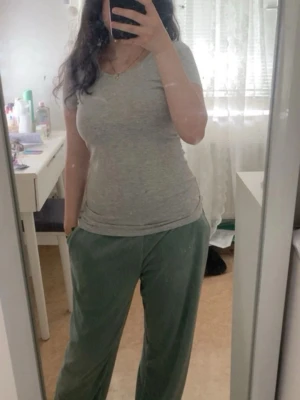 Grå basic topp - tajt t shirt/ topp från åhlens i storlek xs. Väldigt skönt material och är i bra skick❤️❤️