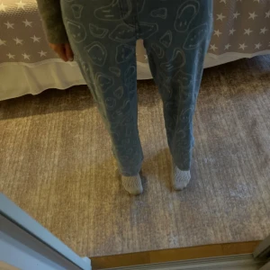 Blå jeans med smileymönster - Säljer ett par baggy jeans från H&M med unikt vitt smileymönster över hela byxan. Modellen har klassisk femficksdesign och är tillverkad i bomull. Perfekt för dig som vill sticka ut med coola detaljer. Står att de är i stl 158, men är kanske 5 cm för korta för mig som är 170 cm. De är inte använda mycket så de är i bra skick. Hör gärna av er om frågor om midjemått eller annat!❤️(Säljer även på Plick ifall man skulle vilja köpa där)