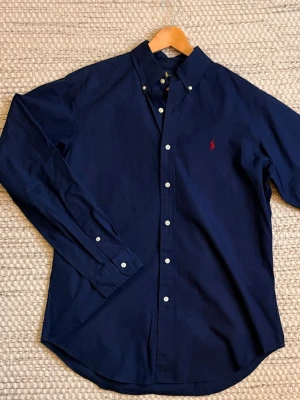 Ralph Lauren Skjorta  - Ralph Lauren skjorta i mycket fint skick. Storlek M men passar L. Perfekt för fest och skola. Tveka inte på att höra av er! 😁