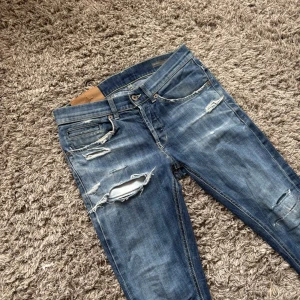 Dondup George jeans - Säljer dessa feta Dondup George jeansen!⭐️Storlek : W30!🙌Skick : 9/10 hör gärna av er om ni har funderingar!🤝