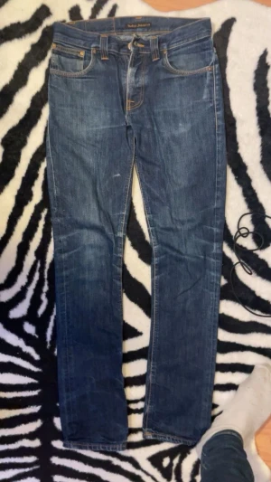 Blå jeans från Nudie Jeans W 29 L 32 - Säljer ett par klassiska blå jeans från Nudie Jeans. Skriv om ni vill se fler bilder eller något mer. Mvh Vilde