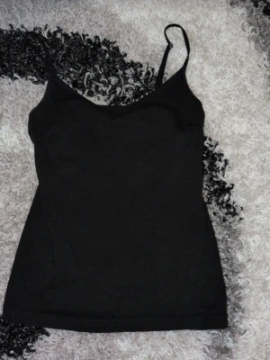 Svart linnetopp med smala axelband - Basic svart linne