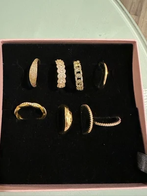 Set med sex guldfärgade ringar - Ringar från marknad i Spanien. 50kr st. Priset är förhandlingsbart. Rostfrittstål 