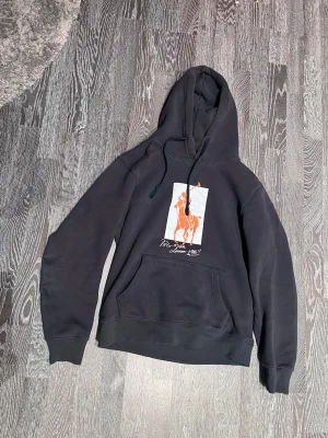 Ralph lauren hoodie  - Säljer en snygg Ralph Lauren hoodie i storlek M modellen på bilden är 175 cm. Tröjan är i bra skick