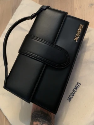 Jacquemus Le Grand Bambino  - Helt ny & oanvänd Le Grand Bambino, tags sitter kvar. Axelrem medföljer i väskan