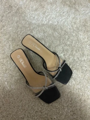 Svarta pumps med transparent mules - Svarta klackar som är köpta på marknad i Ungern, är använda 1 gång 