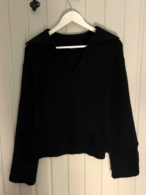 Stickad tröja från Gina Tricot🤩 - Snygg mörkblå stickad tröja från Gina Tricot😍 Sparsamt använd, storlek XS. Går jättebra att använda "Köp nu"! Vi skickar inom 1-2 dagar💕 Bara att skriva vid funderingar🤗