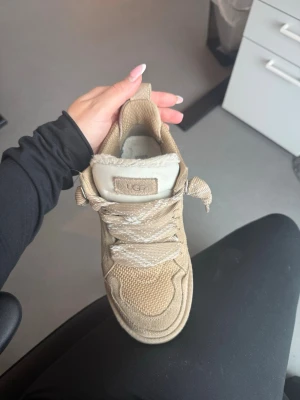 Beige sneakers från UGG - Beigea uggs sneakers i storlek 37! Köpta för 2 månader sen.