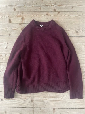 Arket stickad Ull tröja - En enkel och stilren vinröd stickad tröja från arket, den här färgen är slutsåld och går ej att köpa längre! Säljer för jag tycker att den är för kort för mig, jag har använt den kanske 5 gånger Max dvs att den är i princip precis som ny